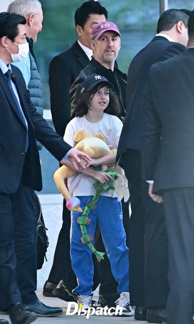 앤 해서웨이와 함께 입국한 가족들 | 인스티즈