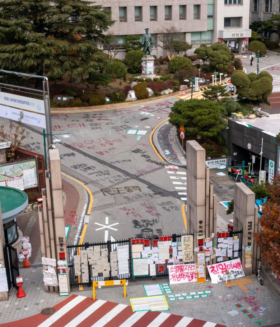 동덕여대 락카 테러가 돌아올 수 없는 강을 건넜다는 걸 보여주는 사진 | 인스티즈