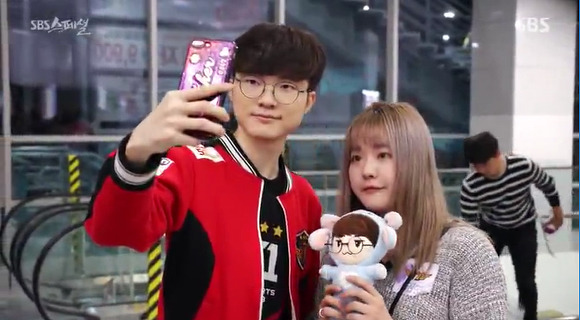 [LOL] 게임팬들 페이커 팬미팅 줄서는 모습.gif | 인스티즈