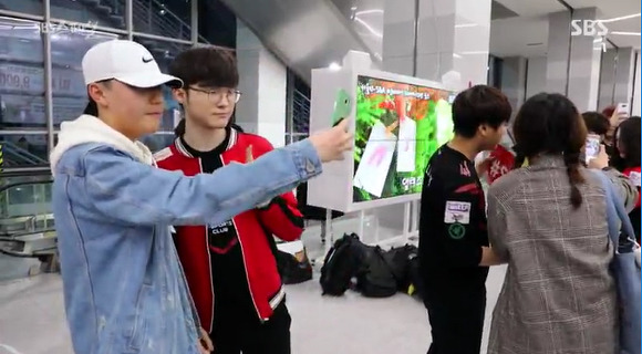 [LOL] 게임팬들 페이커 팬미팅 줄서는 모습.gif | 인스티즈