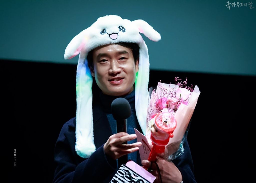 무대인사 때 머리띠 쓴 남자연예인 사진 모음 | 인스티즈