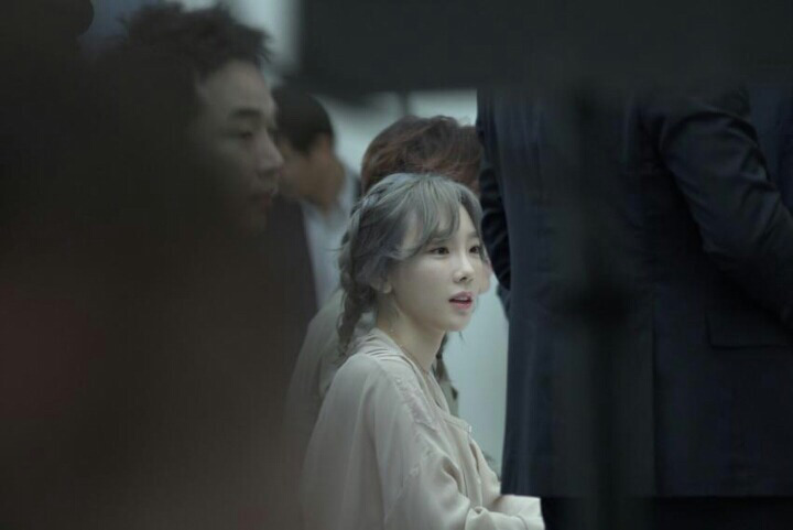 은발로 염색한 오늘자 태연.jpg | 인스티즈