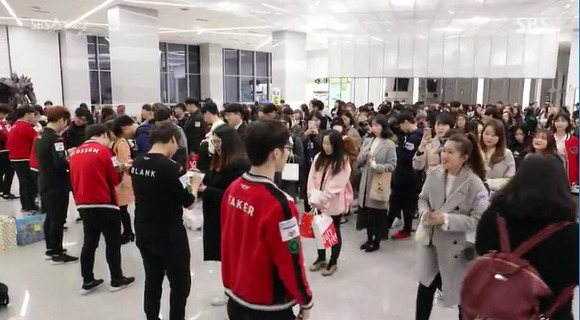 [LOL] 게임팬들 페이커 팬미팅 줄서는 모습.gif | 인스티즈
