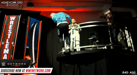 [WWE] 높은곳에서 뛰어내리는 스턴트시범을 직접하는 75세 빈스맥맨.gif | 인스티즈
