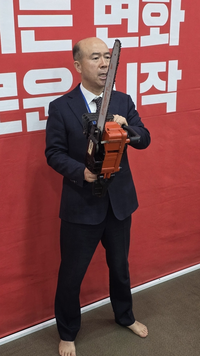 김한구 "공천 불공정” 무소속 선언…전기톱 퍼포먼스 눈길 | 인스티즈