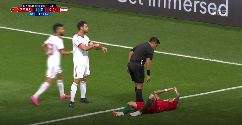 많이 어색한 포르투갈 vs 이란 경기의 한장면 | 인스티즈