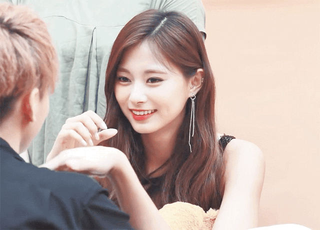 팬 홀리는 쯔위.GIF | 인스티즈