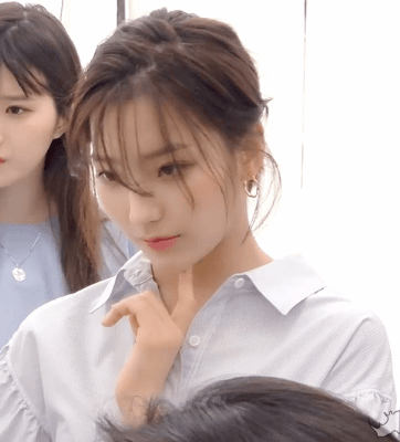 닉값하기 위해 프로미스나인 이새롬 | 인스티즈