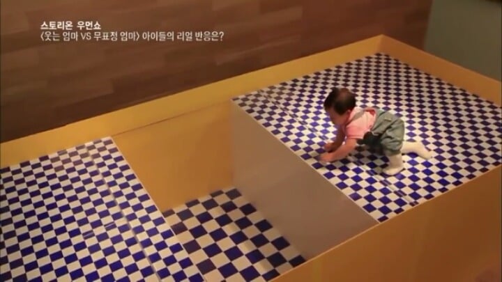 무표정 엄마 vs 웃는 엄마 아기들 반응 실험 | 인스티즈