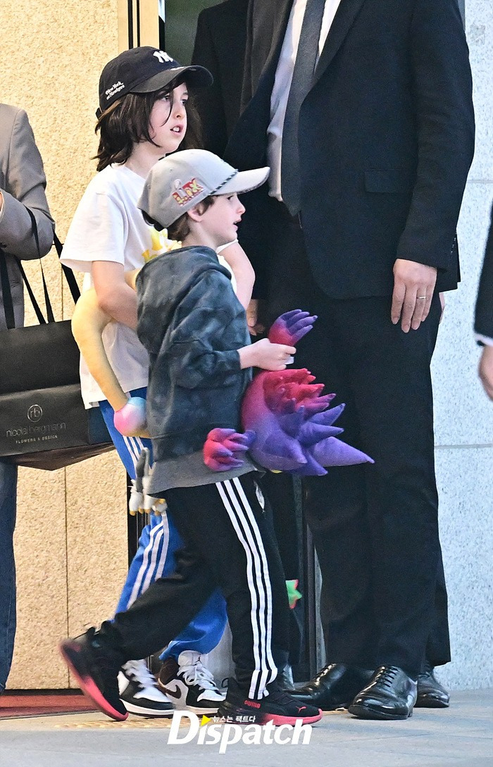 [현장포토] "패밀리가 떴다"…앤 해서웨이, 가족과 함께 내한 | 인스티즈