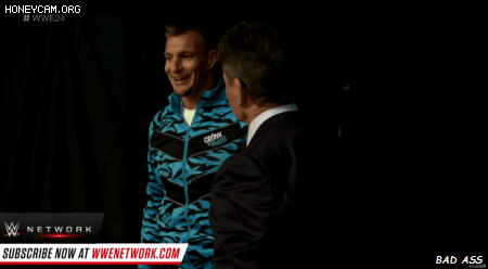 [WWE] 높은곳에서 뛰어내리는 스턴트시범을 직접하는 75세 빈스맥맨.gif | 인스티즈