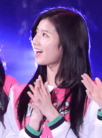 폭죽에 깜놀하는 트와이스 사나 ㅋㅋㅋ.gif | 인스티즈