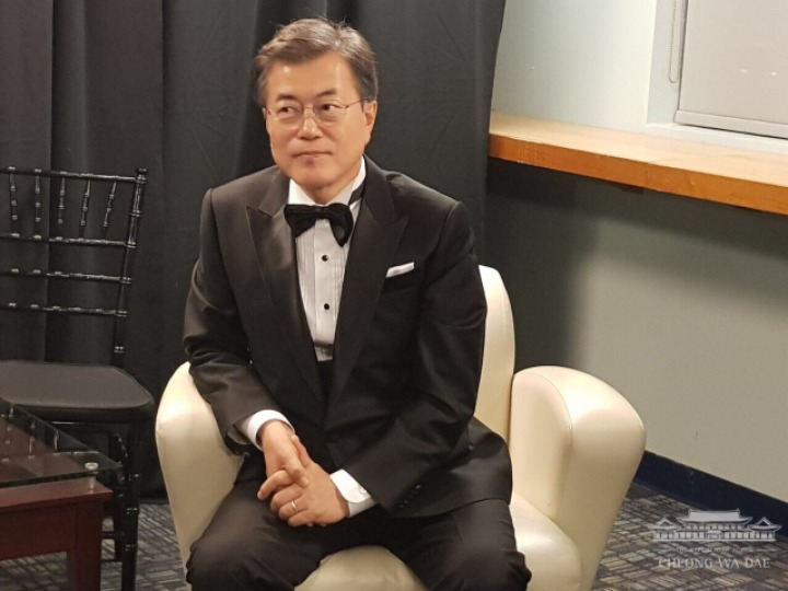 문재인 대통령님 취임 500일 기념사진 | 인스티즈