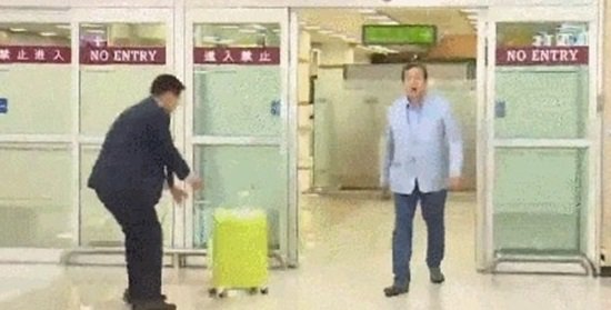 캐리어를 끄는 남자vs캐리어를 미는 남자 | 인스티즈
