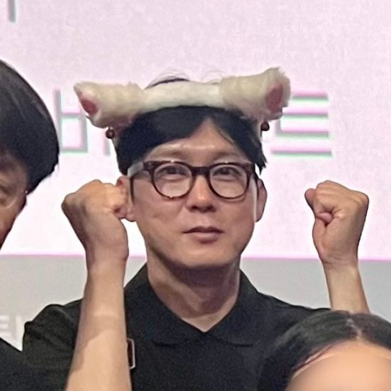 무대인사 때 머리띠 쓴 남자연예인 사진 모음 | 인스티즈