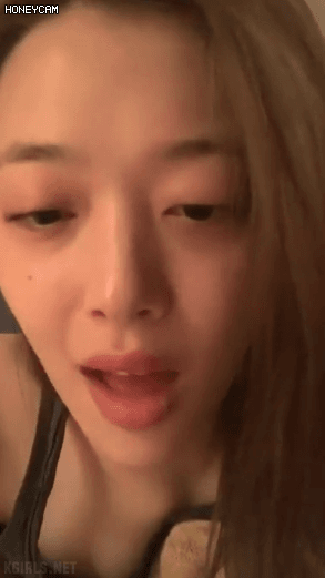 취한듯한 설리....아찔한 옷차림으로 살짝 노출하는 인스타 라이브.gif | 인스티즈