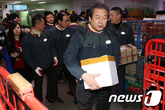 택배상하차 알바 일일체험한다고 떠는 김무성.JPG | 인스티즈