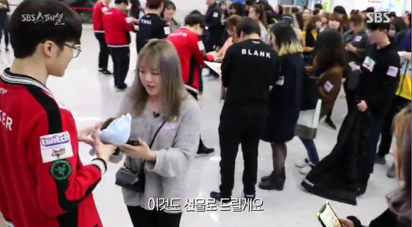 [LOL] 게임팬들 페이커 팬미팅 줄서는 모습.gif | 인스티즈