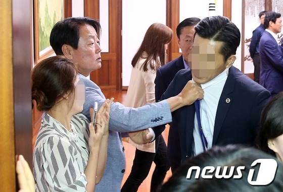 멱살 잡힌 경호원 | 인스티즈