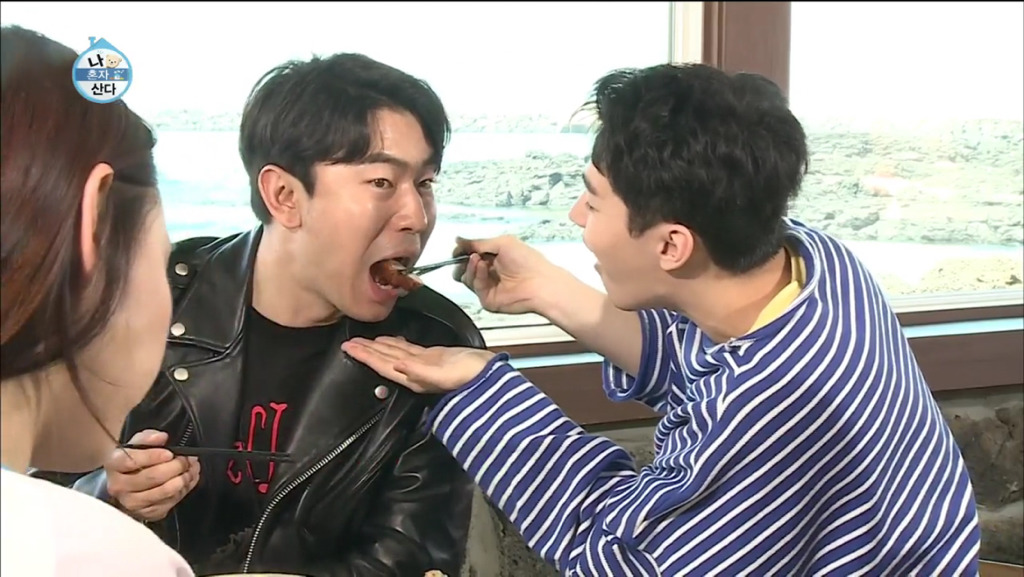 [나혼자산다] 헨리가 음식을 먹는 방법 (feat. 똑똑똑) | 인스티즈