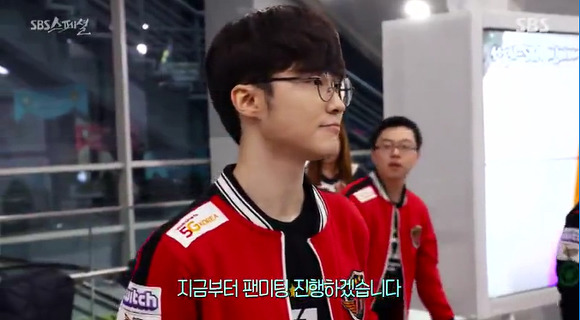 [LOL] 게임팬들 페이커 팬미팅 줄서는 모습.gif | 인스티즈