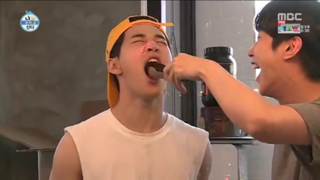 [나혼자산다] 헨리가 음식을 먹는 방법 (feat. 똑똑똑) | 인스티즈