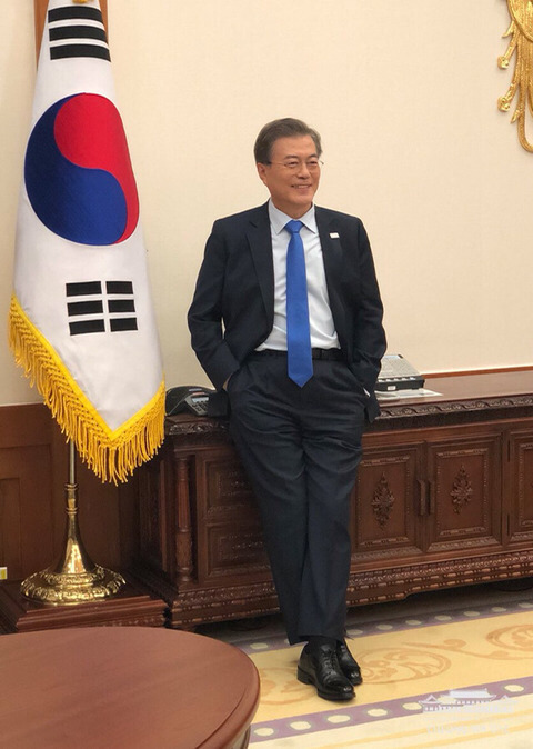 문재인 대통령님 취임 500일 기념사진 | 인스티즈