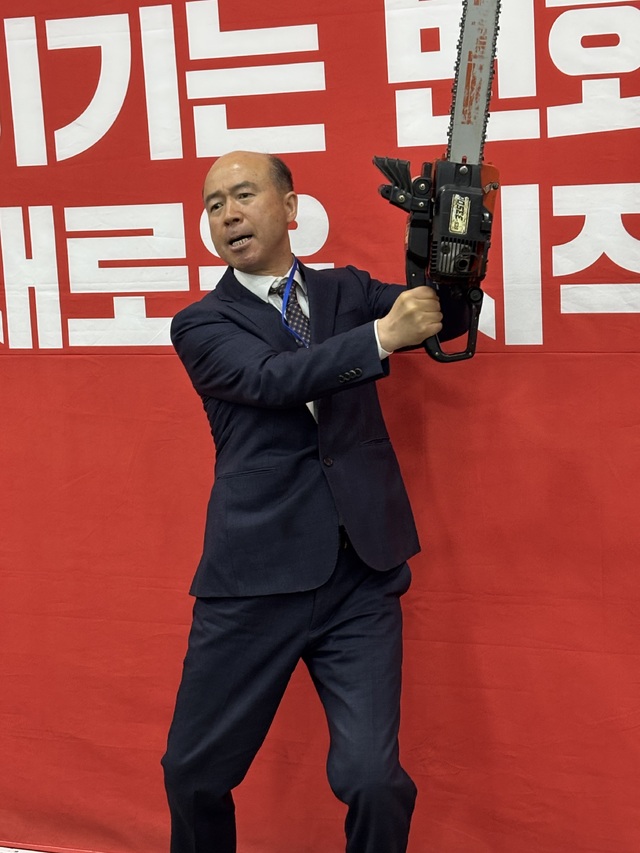 김한구 "공천 불공정” 무소속 선언…전기톱 퍼포먼스 눈길 | 인스티즈