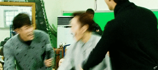 당하는 사람은 괴로운 친구습관.gif | 인스티즈