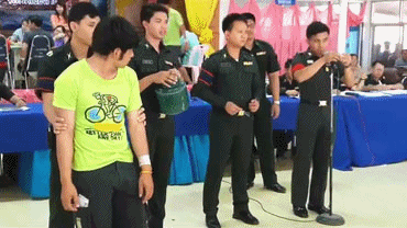 제비뽑기로 군대가는 태국.gif | 인스티즈