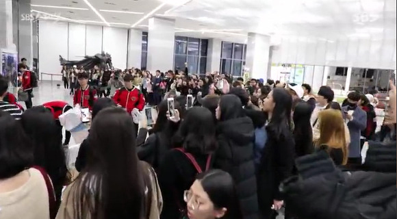 [LOL] 게임팬들 페이커 팬미팅 줄서는 모습.gif | 인스티즈
