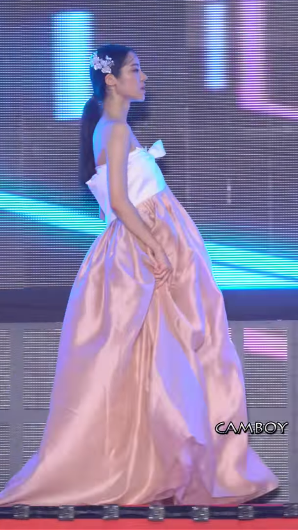 머슬마니아란 이름아래 한복 능욕하는 대회.jpg | 인스티즈