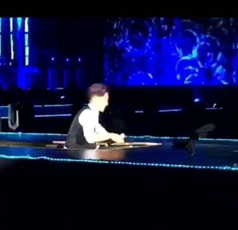 가수들한테 너무 위험한 무대 리프트장치.gif | 인스티즈