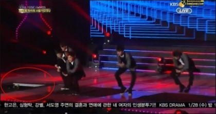 가수들한테 너무 위험한 무대 리프트장치.gif | 인스티즈