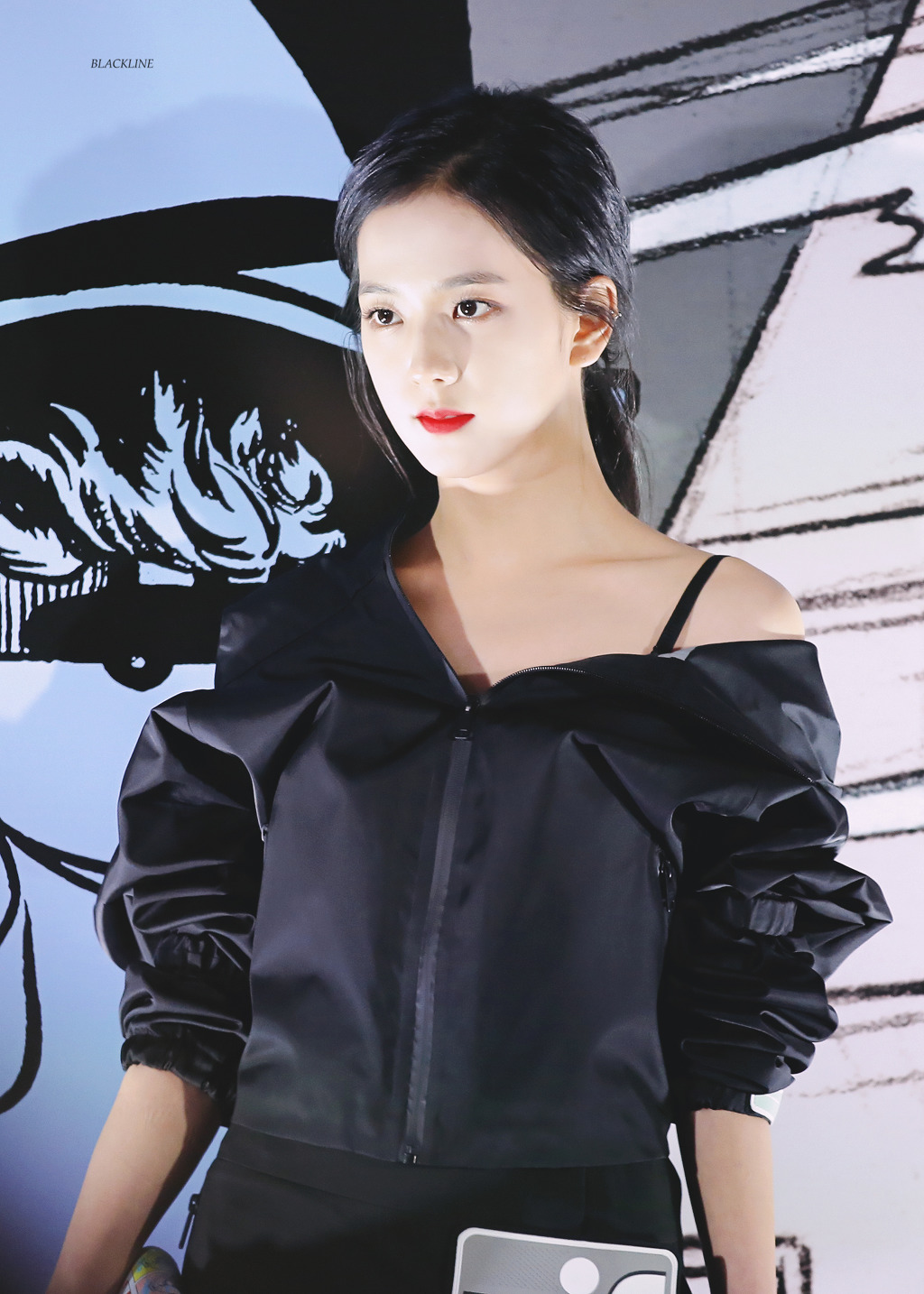 어깨를 드러낸 블랙핑크 지수.jpgif | 인스티즈