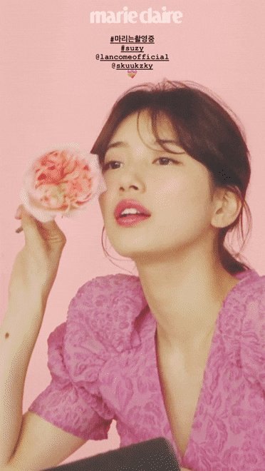 자기 키 만한 꽃다발 선물 받은 수지.gif | 인스티즈