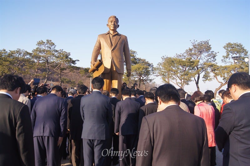 선생님 그리고 일본군장교, 남로당 당원, 반공을 국시로... 박정희 | 인스티즈