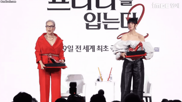 내한 행사에서 한국풍 꽃신 선물 받은 메릴 스트립, 앤 해서웨이 | 인스티즈
