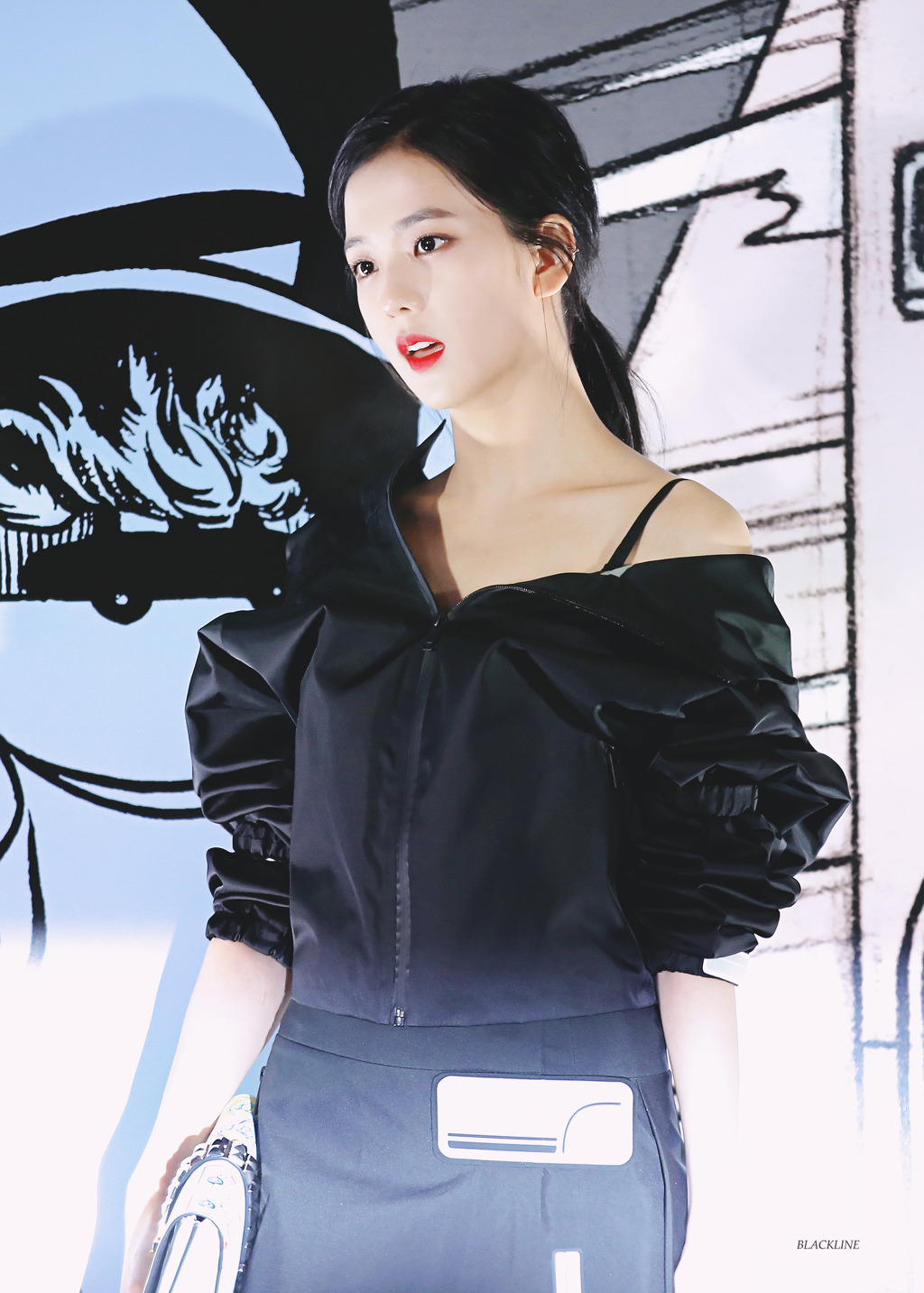 어깨를 드러낸 블랙핑크 지수.jpgif | 인스티즈