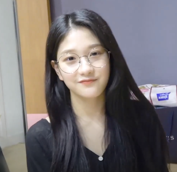 안경이 잘어울리는 프로미스나인 이서연 | 인스티즈
