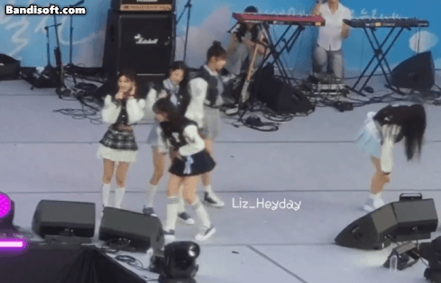 무대가 끝난 후 말려 올라간 원영이 치마 내려주고 우다다다 날아가는 아이브 리즈 | 인스티즈