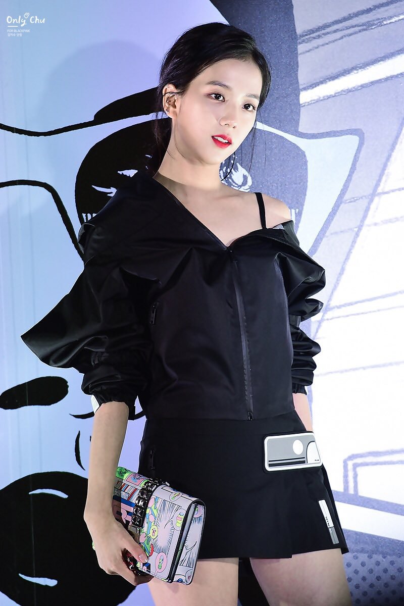 어깨를 드러낸 블랙핑크 지수.jpgif | 인스티즈