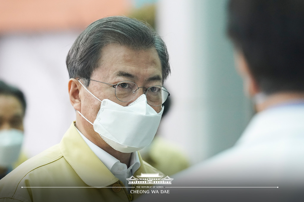 대구 파견 의료진을 대하는 문재인 대통령의 태도.gif | 인스티즈