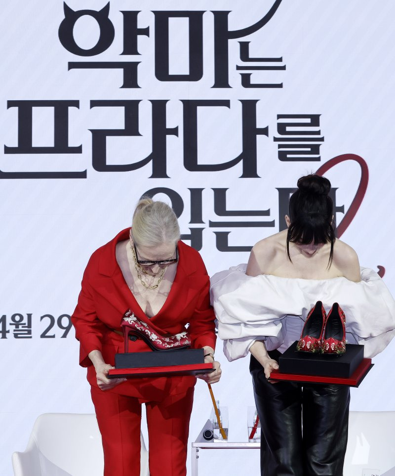내한 행사에서 한국풍 꽃신 선물 받은 메릴 스트립, 앤 해서웨이 | 인스티즈