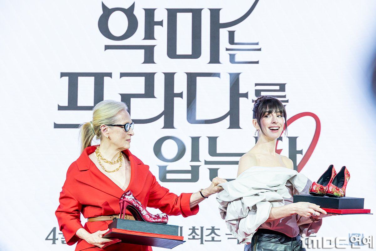 내한 행사에서 한국풍 꽃신 선물 받은 메릴 스트립, 앤 해서웨이 | 인스티즈