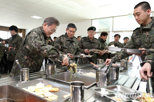 오늘 오전 문재인 대통령 근황 (육군 제5보병사단 신병교육대 방문) | 인스티즈