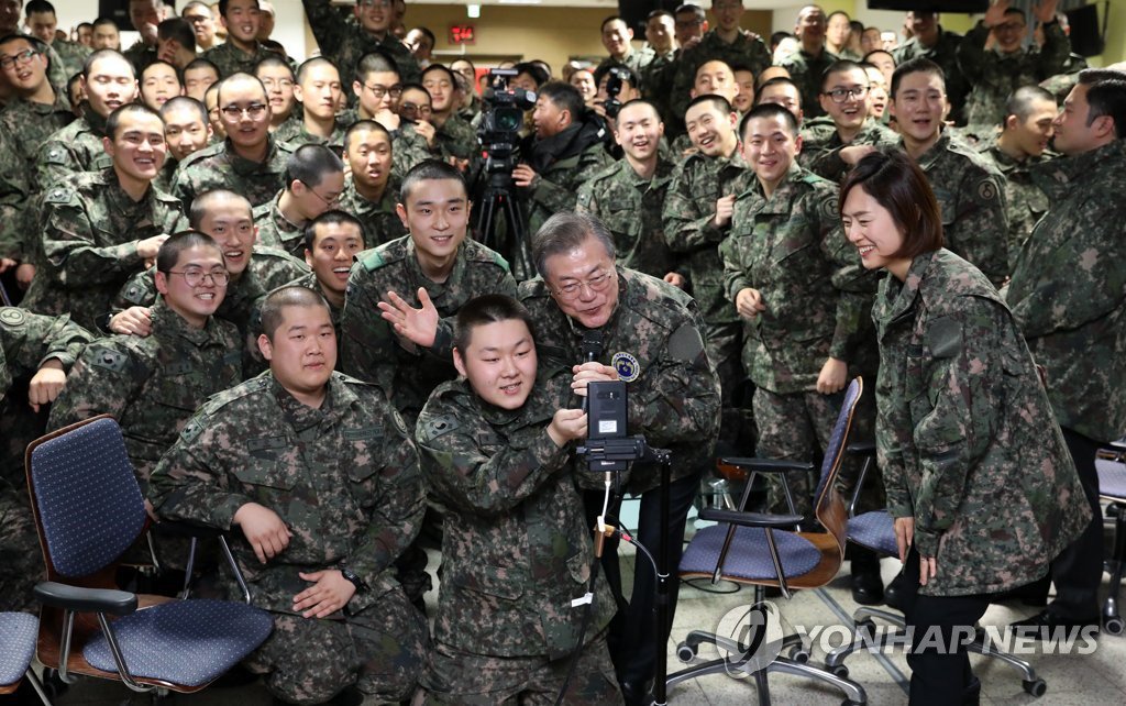 오늘 오전 문재인 대통령 근황 (육군 제5보병사단 신병교육대 방문) | 인스티즈