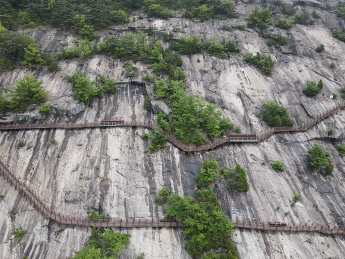 아직 커뮤에서는 언급 많이 없는 우리나라에 신기한(?) 등산길 | 인스티즈