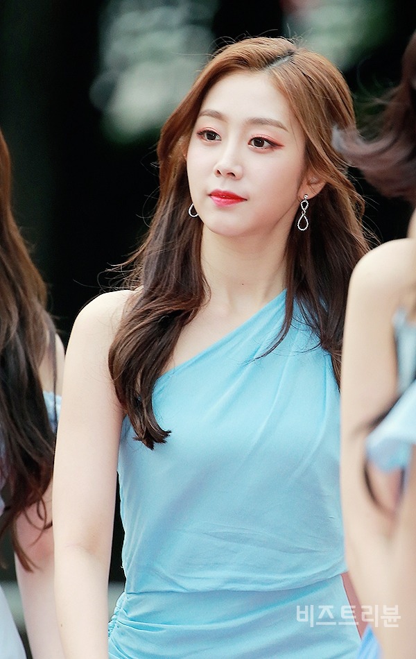 시상식에 파란 드레스를 입고 참석한 러블리즈 지수.jpgif | 인스티즈