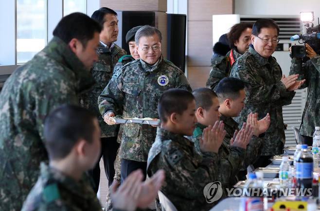 오늘 오전 문재인 대통령 근황 (육군 제5보병사단 신병교육대 방문) | 인스티즈